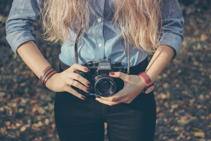 photographe-AUPS-min_hand-person-girl-woman-camera-photography-614-pxhere.com